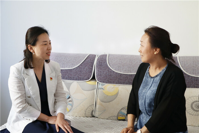 [청취자 내신] 지역사회에서 중국공산당 창당 100돐 기념활동 진행_fororder_1.办事处主任车玉花慰问优秀党员