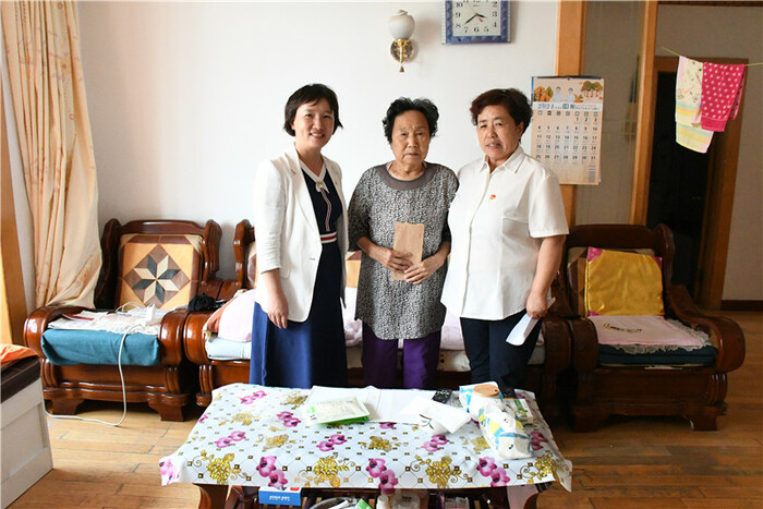 [청취자 내신] 지역사회에서 중국공산당 창당 100돐 기념활동 진행_fororder_2.郑金花慰问丹英社区贫困党员金月玉.JPG