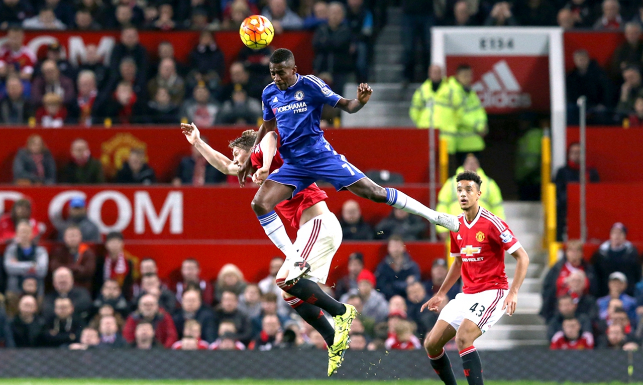 【看台】蓝色赛亚人!跑死梦三巴萨 8-0国足