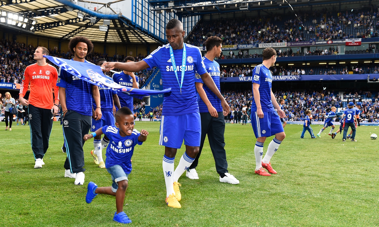 【看台】蓝色赛亚人!跑死梦三巴萨 8-0国足 【看台】蓝色赛亚人!跑死梦三巴萨 8-0国足