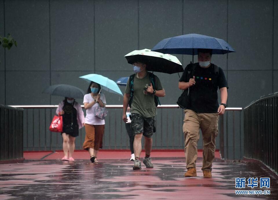 7月12日, 市民行走在北京市海淀區四通橋附近的一處天橋上.