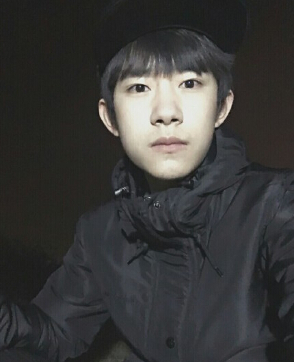 撒娇易烊千玺自曝深夜爬树被遗忘图