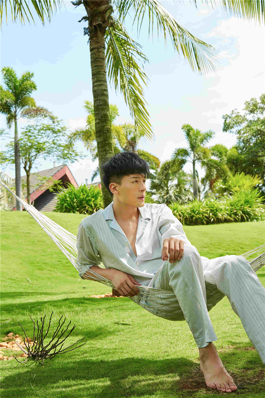 帅气孙艺洲曝生日写真打造深秋清新慵懒范儿