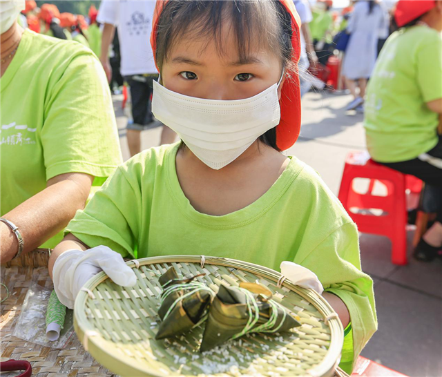 【急稿】【湖北】【CRI原創】湖北秭歸：9478人包粽子慶端午載入世界吉尼斯記錄