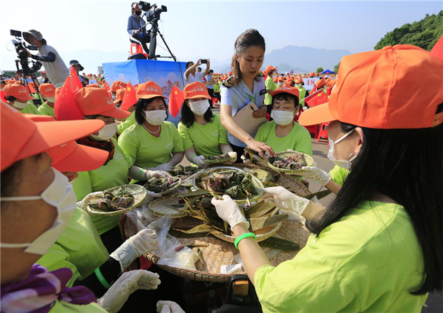 【急稿】【湖北】【CRI原創】湖北秭歸：9478人包粽子慶端午載入世界吉尼斯記錄