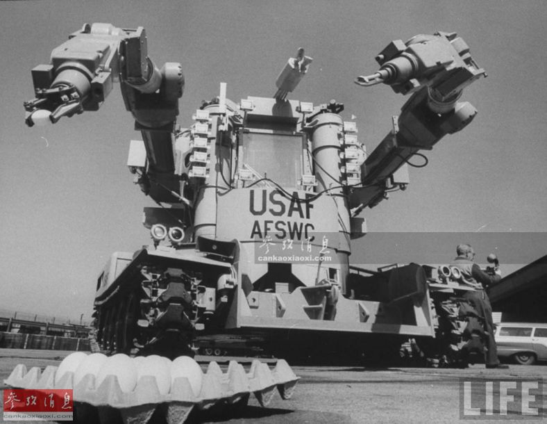 美军50年代曾秘造”高达“维护核轰炸机