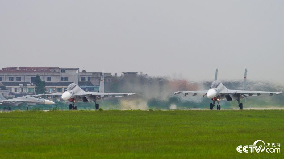 谁持彩练当空舞 雄鹰振翅傲海空
