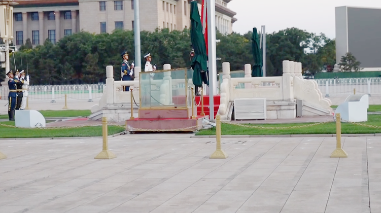 Foreign Vloggers Watching Flag-Raising Ceremony in Beijing: We All Have a Special Love for This Country