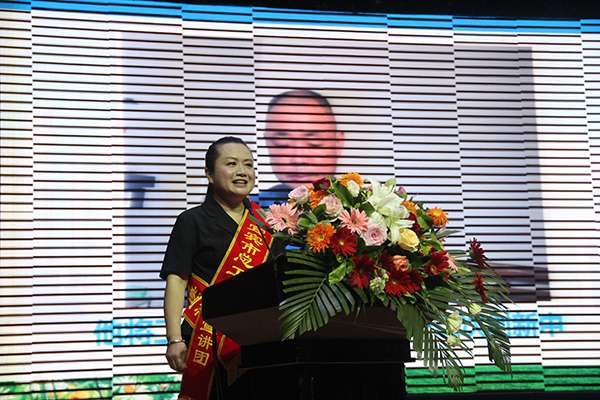 听身边劳模故事 聚创新发展力量 宜宾市总工会劳模宣讲团走进南溪区_fororder_邓雪花宣讲《巧手匠心的张师傅》摄影-邓容2