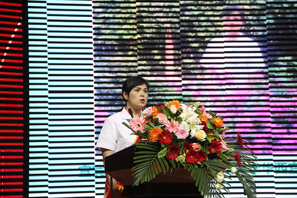 听身边劳模故事 聚创新发展力量 宜宾市总工会劳模宣讲团走进南溪区_fororder_李文全宣讲《责任与守护》摄影-邓容3