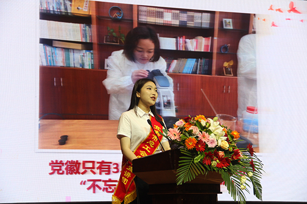 听身边劳模故事 聚创新发展力量 宜宾市总工会劳模宣讲团走进南溪区_fororder_徐文颖宣讲《一枚党徽-一生承诺》-摄影-邓容5