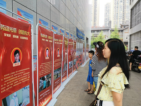 听身边劳模故事 聚创新发展力量 宜宾市总工会劳模宣讲团走进南溪区_fororder_观看劳模宣讲团宣传展架-摄影-邓容7