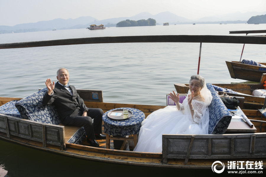 浪漫來襲！杭州12對金婚老人遊西湖