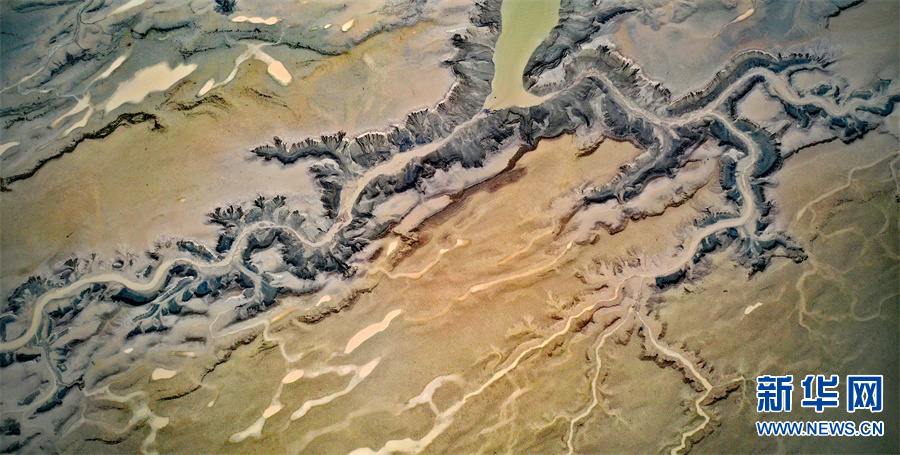 震撼！黃河灘上的巨幅“浮雕版畫”