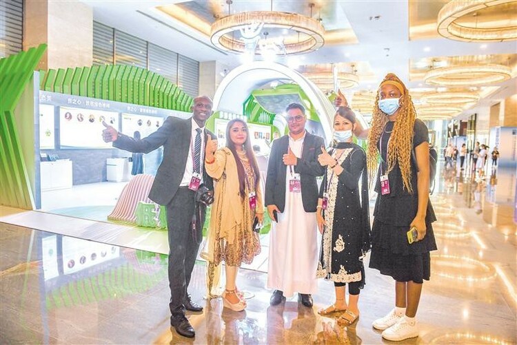 （中首）外国嘉宾点赞贵州生态文明建设成果展_fororder_中首