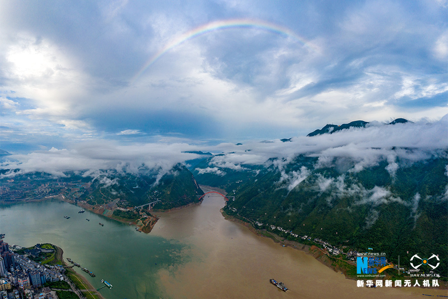 三峡新雨后 云雾漫山川