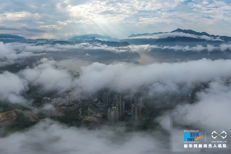 三峡新雨后 云雾漫山川