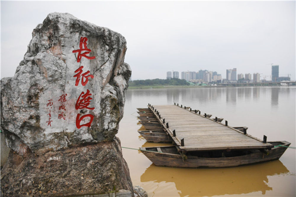 新华社记者 周密 摄1934年,于都人民主动送来门板,床板搭设浮桥,帮助