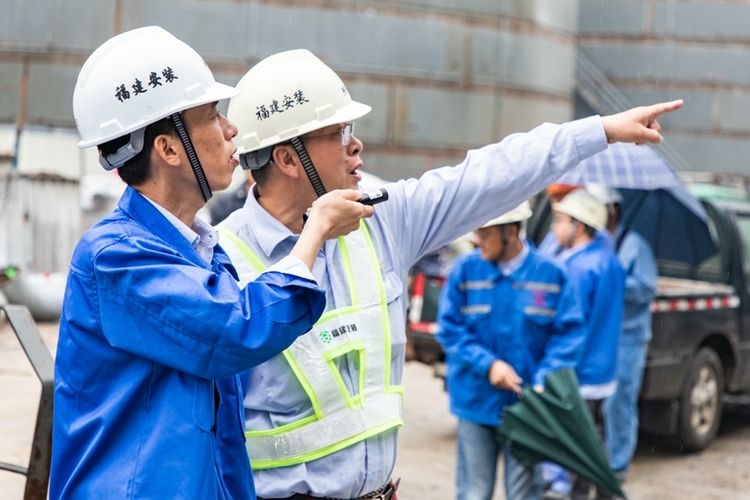 奋战在国际绿色石化城的福建安装“老中青”_fororder_林世龙（左一）在施工现场 摄影 郑育红.JPG