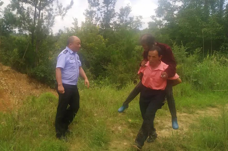 广元：老人上山采药迷路迷路 警民联手7小时后找回_fororder_微信图片_20210714093844