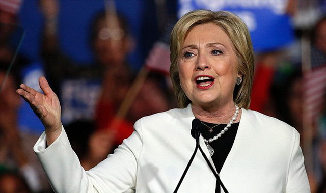 亲密合影暗藏玄机 特朗普和希拉里关系不一般 (组图)