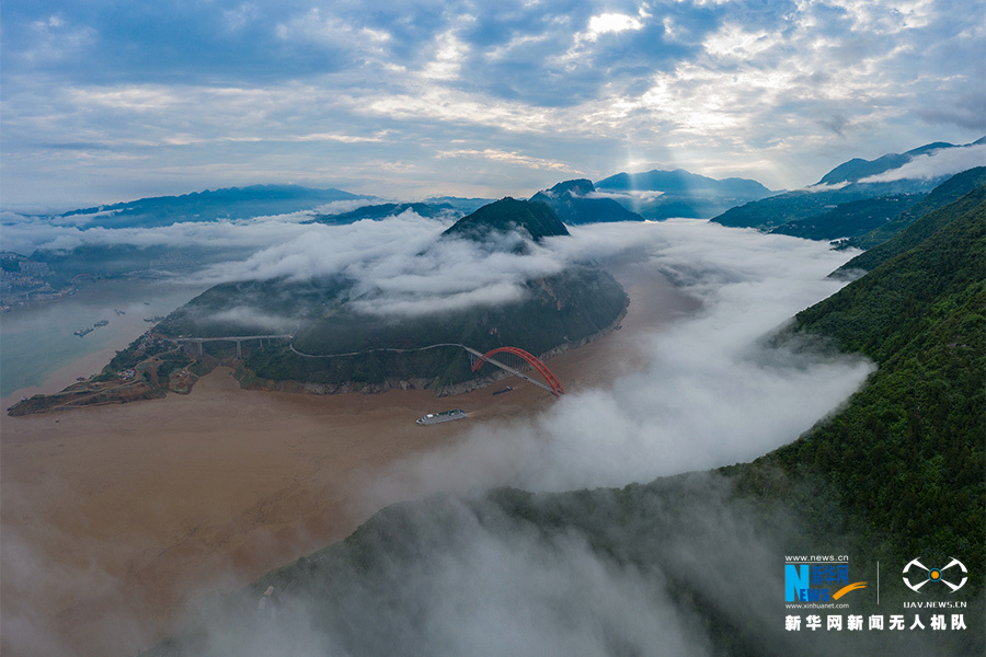 三峡新雨后 云雾漫山川