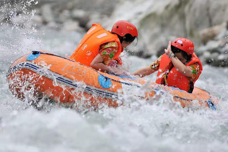 “漂流项目旅游+体育产业” 都江堰龙池镇走出文体旅复合发展新路子_fororder_游客体验漂流项目-供图-都江堰市委宣传部