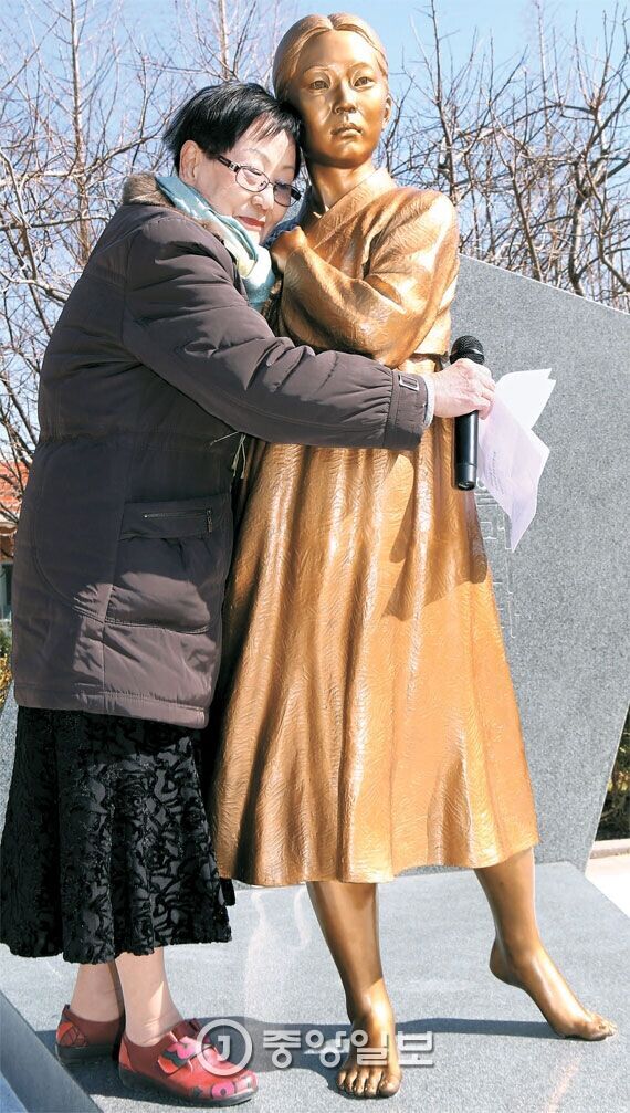 韩国釜山市慰安妇少女像揭幕 由市民筹款建造