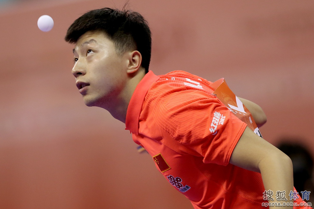 前方图：男乒3-0奥地利晋级八强 马龙发球犀利