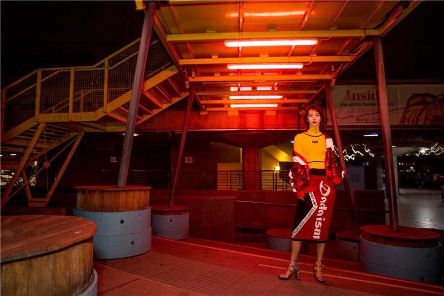 金晨大片曝光 化身街头潮女游走在夜幕下的伦敦街头