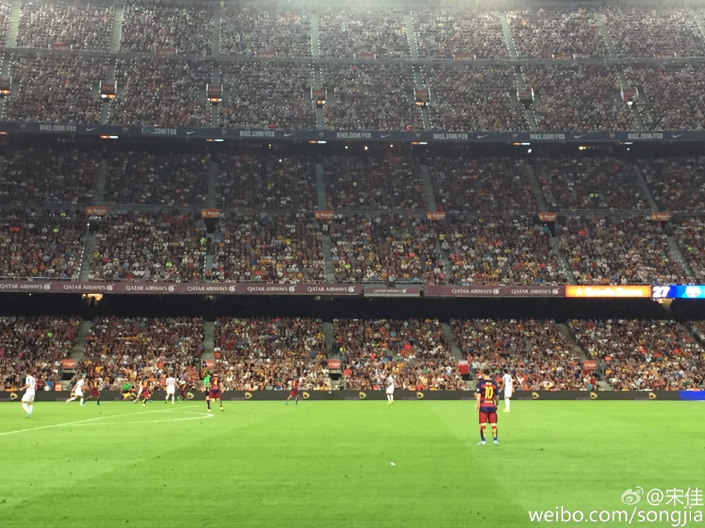 球迷女星:宋佳梅西巴萨粉 李冰冰遭特里搂腰