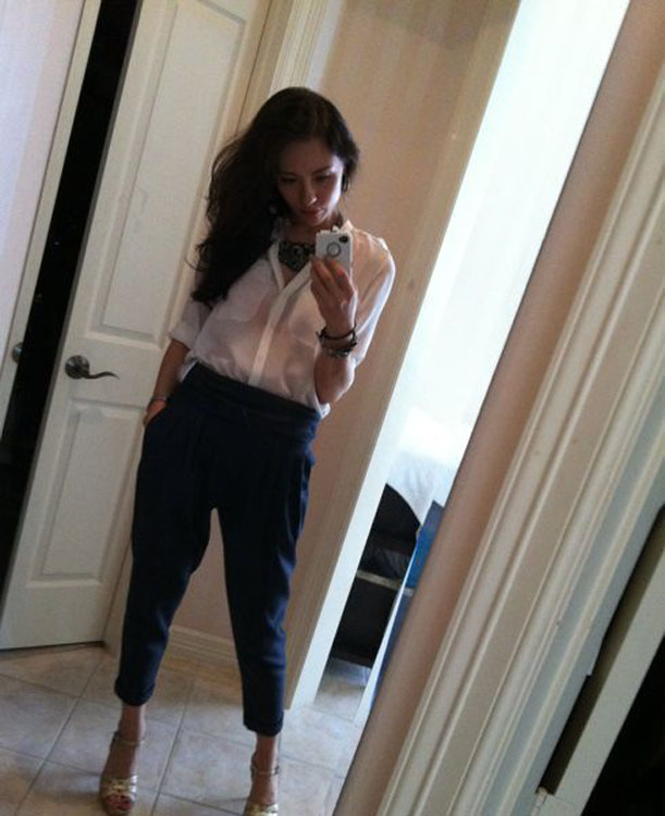 巴特尔出席发布会 女儿蓝裙亮相靓丽动人