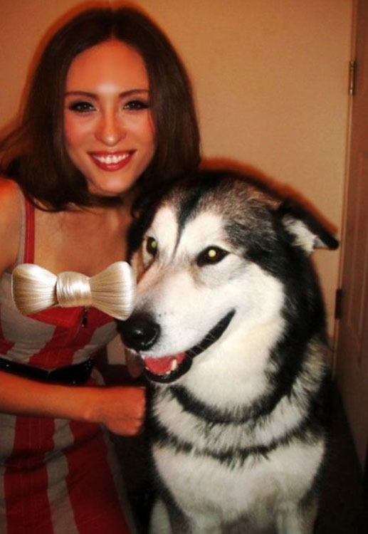 巴特尔出席发布会 女儿蓝裙亮相靓丽动人