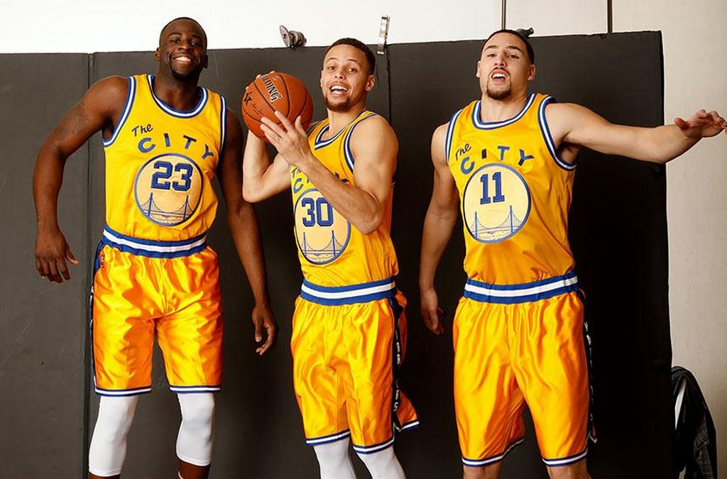 勇士登SI封面:库里+汤普森+格林穿复古球衣