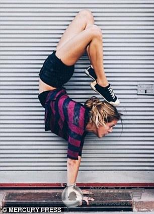 高清：画面好美！女孩高难瑜伽自拍走红网络