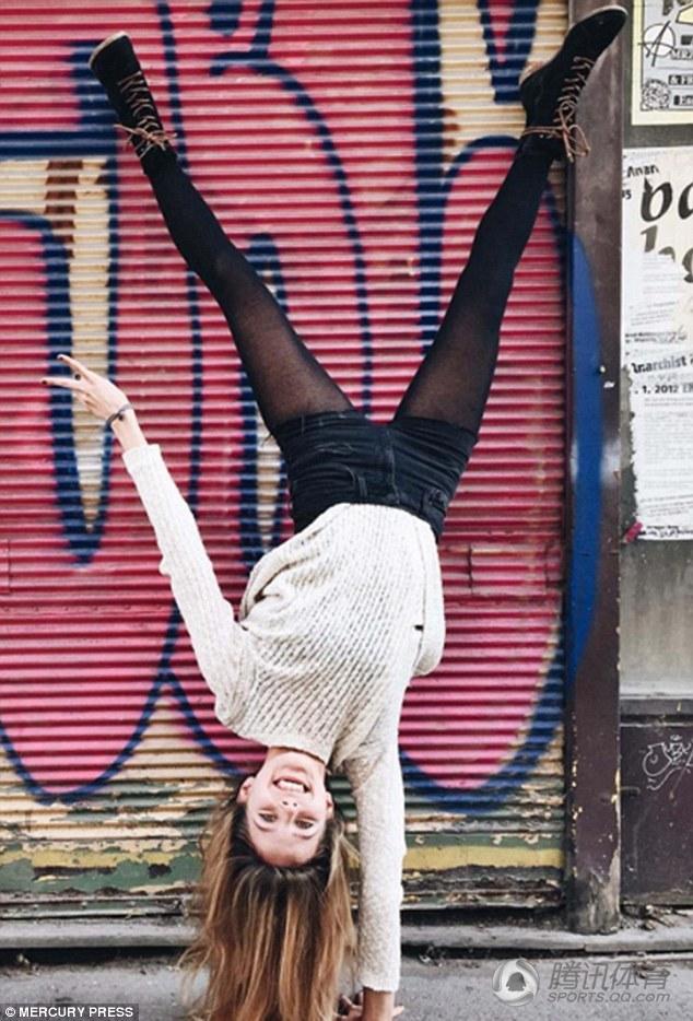 高清：画面好美！女孩高难瑜伽自拍走红网络