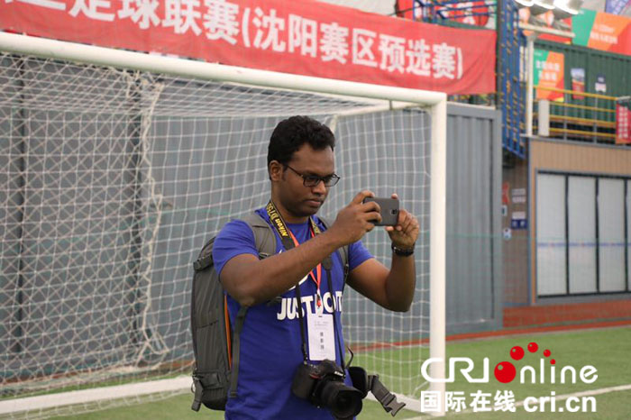 孟加拉攝影師心天在用手機拍攝
