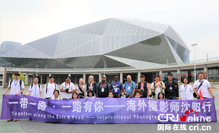 参加活动的摄影师在沈阳盛京大剧院开启拍摄之旅