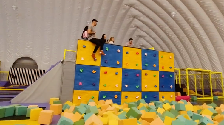 China YouTubers Club Together for an Amazing Day in Beijing_fororder_12