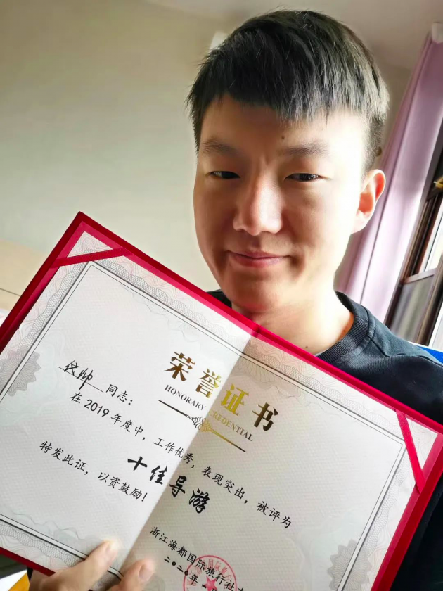 普陀山导游用抖音直播带网友“云旅游”，数千人每日等候