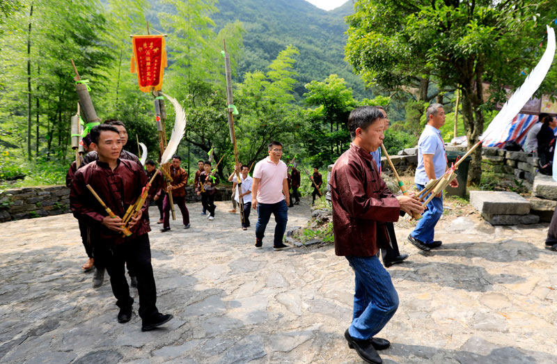 广西融安：苗族群众吹笙唱歌庆丰收