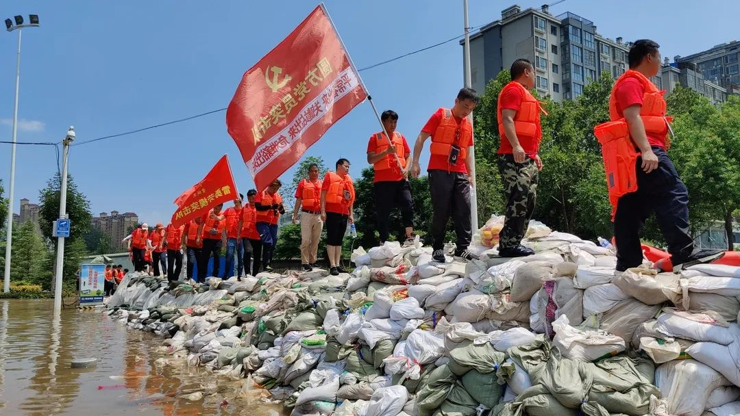 聞“汛”而動 堅守防汛救災一線的職工“志願紅”_fororder_3-圓方集團黨員突擊隊-雷勇勞模突擊隊支援新鄉