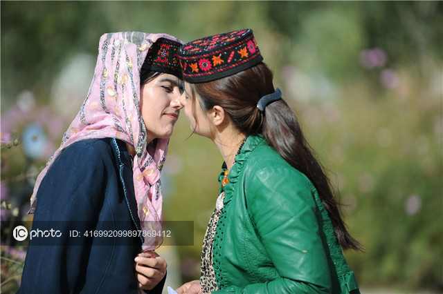 图片默认标题_fororder_塔吉克族独特的见面礼仪——亲吻