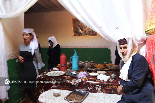 图片默认标题_fororder_塔吉克族婚礼现场，亲戚朋友坐在一起聊天