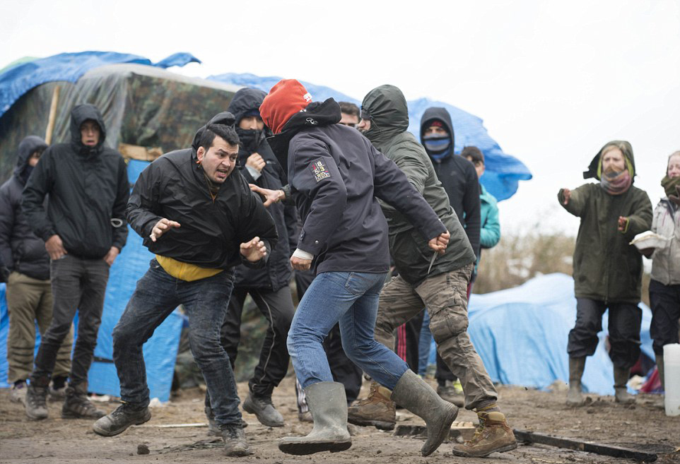 法国加莱难民营暴力分子挥刀袭击难民画面曝光(高清组图)