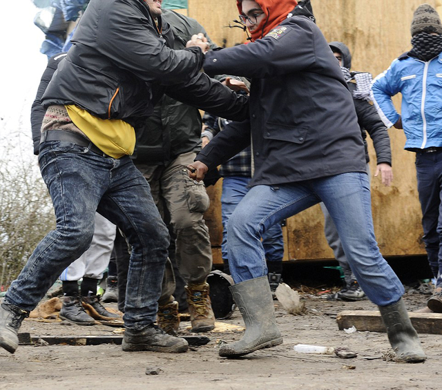 法国加莱难民营暴力分子挥刀袭击难民画面曝光(高清组图)