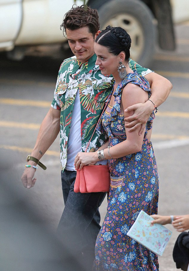 奥兰多与水果姐热恋 双眼紧盯寸步不离变连体婴