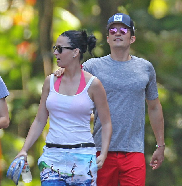 奥兰多与水果姐热恋 双眼紧盯寸步不离变连体婴