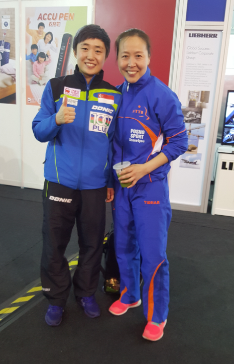 李佼(右)和冯天薇合影赛后荷兰队的教练,运动员举起双手向现场观众