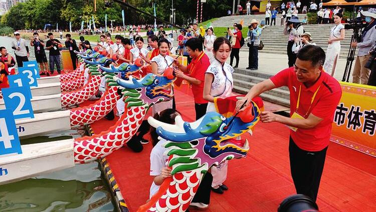 南宁龙舟赛回归邕江大桥水域  将竞技体育与文化地标相融合